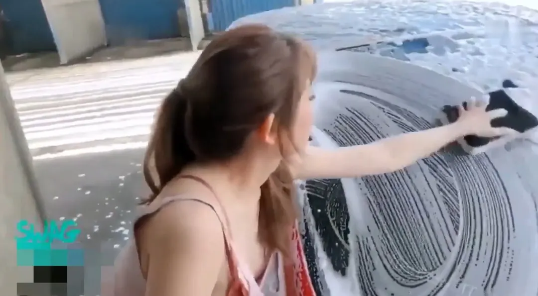 LAGI CUCI MOBIL MALAH DIAJAK NGEWE