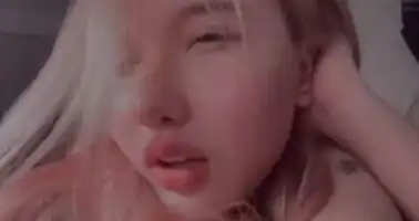Wanita Cantik Berambut Pirang Pink Kena Doggystyle