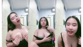 Farra Mendesah Bikin Lemas Sambil Mainin Susu Mango